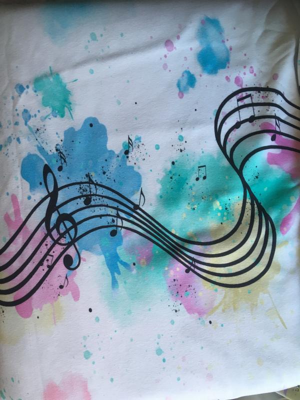Jersey notes multicolores sur blanc